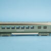 SEH 846 NS. Zug der "Nederlandse Spoorwegen N.V." Der Zug besteht aus einer Lokomotive SEH 800 sowie 4 Wagen der Serie 346 (je ein Wagen 346/1 bis 346/4). Die Lokomotive ist analog zur SEWH 800 lackiert. Die Wagen sind passend zur Lokomotive, ebenfalls in türkis lackiert. Die silbernen Zierlininen der Lokomotive sind an den Wagen fortgesetzt. Dadurch wirkt der Zug gestreckt und elegant. Die Böden der Wagen sind in dunkelgrüner Farbe lackiert. In gleicher Farbe sind weitere Zierlininen auf den Wagen aufgebracht. Die Dächer sind, passend zur Lokomotive, silbern lackiert (Die Wagen 346/2 und 346/3 können wahlweise mit nationalen oder internationalen Dächern geliefert werden). Züge der Nederlandse Spoorwegen N.V. wurden Anfang der 1950er Jahre in dieser eleganten Farbgebung lackiert. Da die Farbe sehr schmutzempfindlich war, wurden bereits nach kurzer Zeit sämtliche Lokomotiven und Wagen wieder umlackiert. Von der Firma Märklin wurde die Bullaugenlokomotive SEW 800 als SEWH 800 in türkisfarbener Lackierung angeboten. Passende Wagen zur türkisfarbenen Version der Bullaugenlokomotive hat es seitens der Firma Märklin aber nicht gegeben. Lokomotive und Wagen werden von uns in einer Kleinserie in dieser Farbgebung lackiert und angeboten. – Bild 18